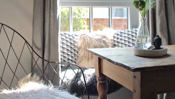 Een televisie en boeken