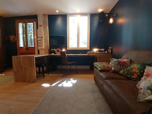 TV, DVD player, books, stereo