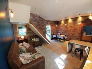 Télévision, lecteur de DVD, livres, chaßne hi-fi