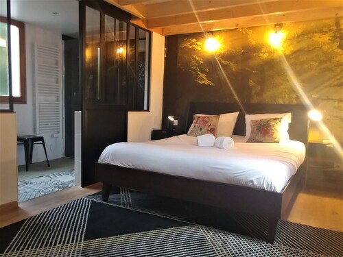 UN PETIT JARDIN EN VILLE et SON PARKING PRIVE