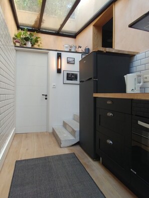 Réfrigérateur, micro-ondes, four, plaque de cuisson