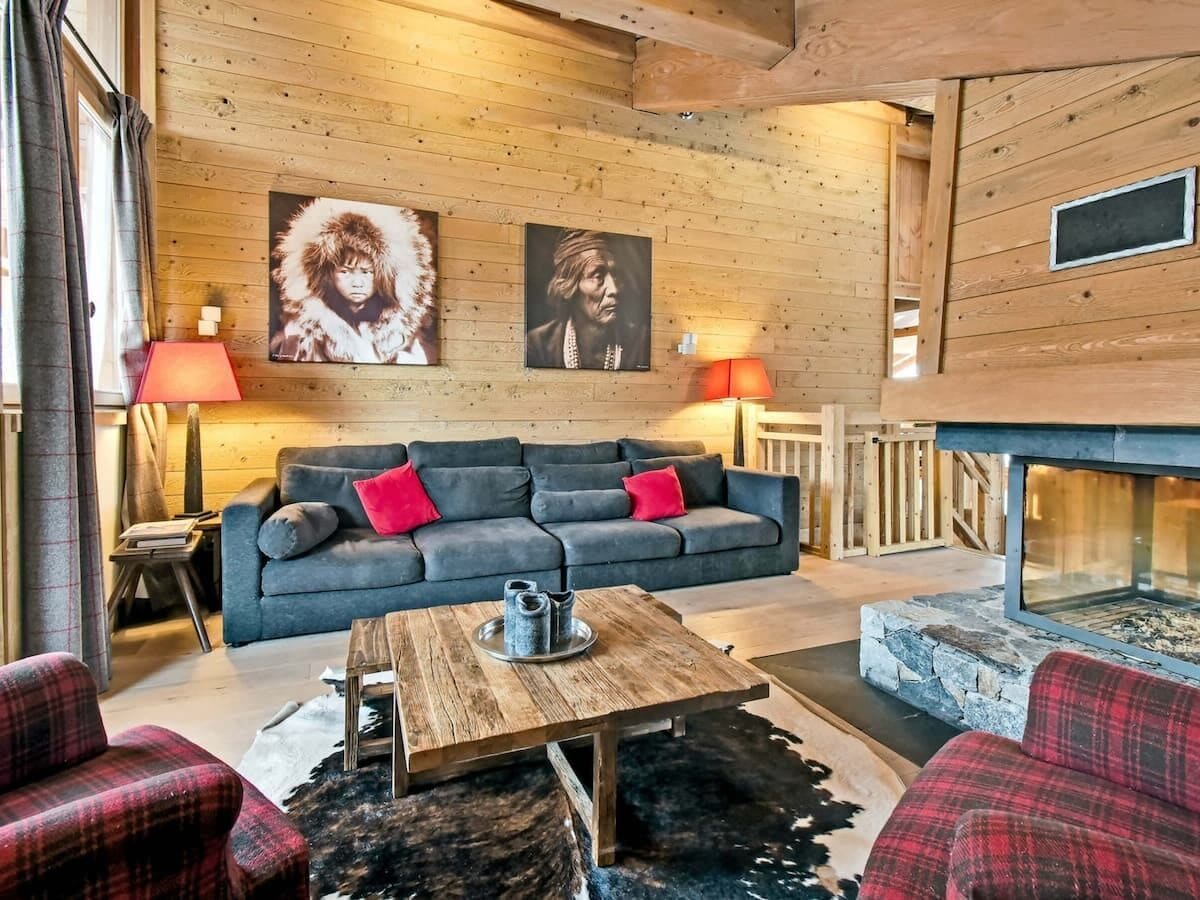 Televisio, takka, DVD-soitin, stereot