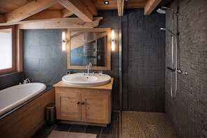 Baignoire, serviettes fournies, papier toilette