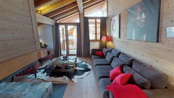 Una televisión, una chimenea, un reproductor de DVD