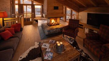 Televisie, een open haard, een dvd-speler en een stereo