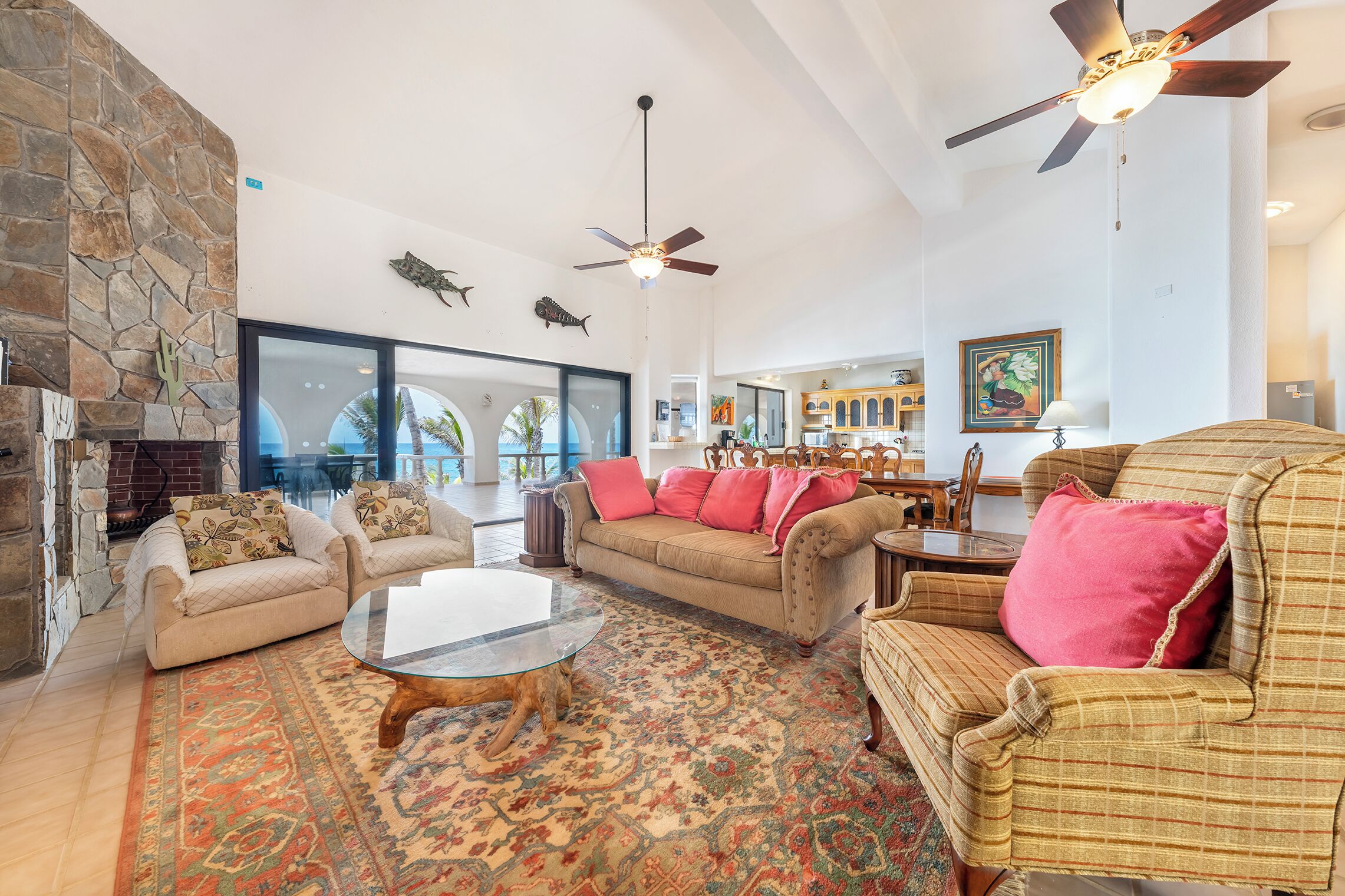 Una Smart TV, una chimenea, Netflix, un reproductor de DVD