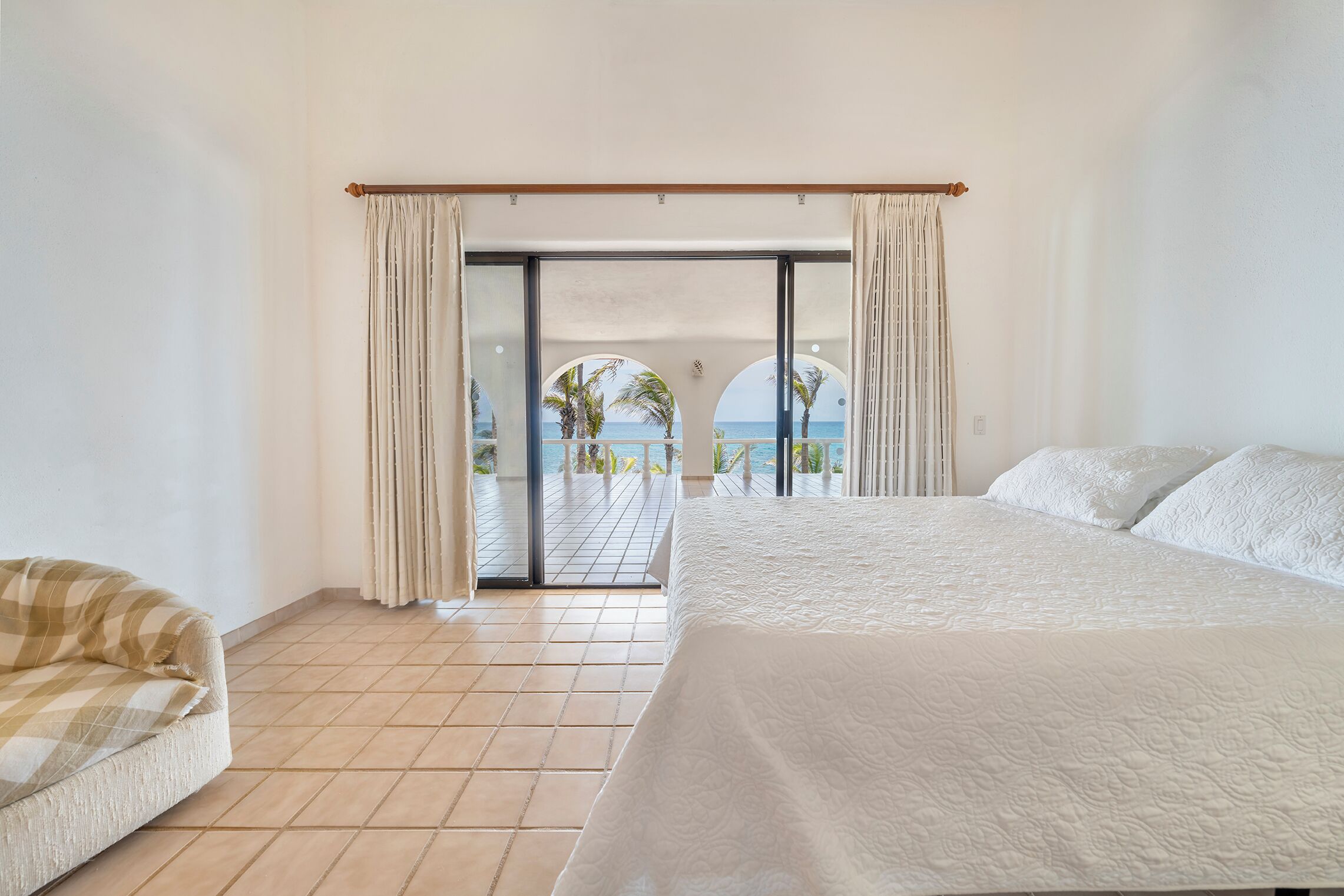 4 dormitorios, caja fuerte, tabla de planchar con plancha