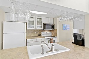 Fridge, microwave, oven, stovetop - Best Value in Clearwater/ St. Pete Region! (Madeira Beach)