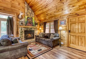 Fireplace - Sugar Bear Lodge, Hot Tub, $560 FREE tickets each paid day (Sevierville)