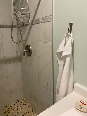 Dusche, Haartrockner, Handtücher, Seife