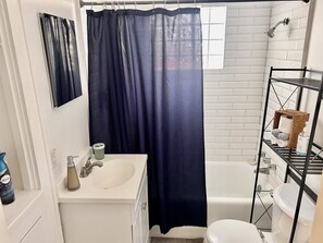 Combined shower/bathtub, hair dryer, towels, soap - Museum Dist - Comfy 2Br/2ba - FREE Park - 5StarHost (Houston)