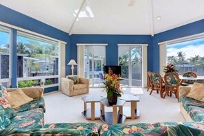 Smart-TV, Kamin, Bücher, Stereoanlage