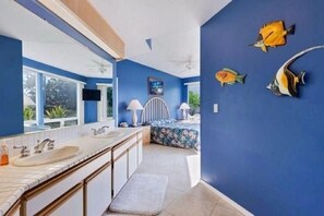 وحدات دش مع أحواض استحمام، مجففات شعر، مناشف، صابون