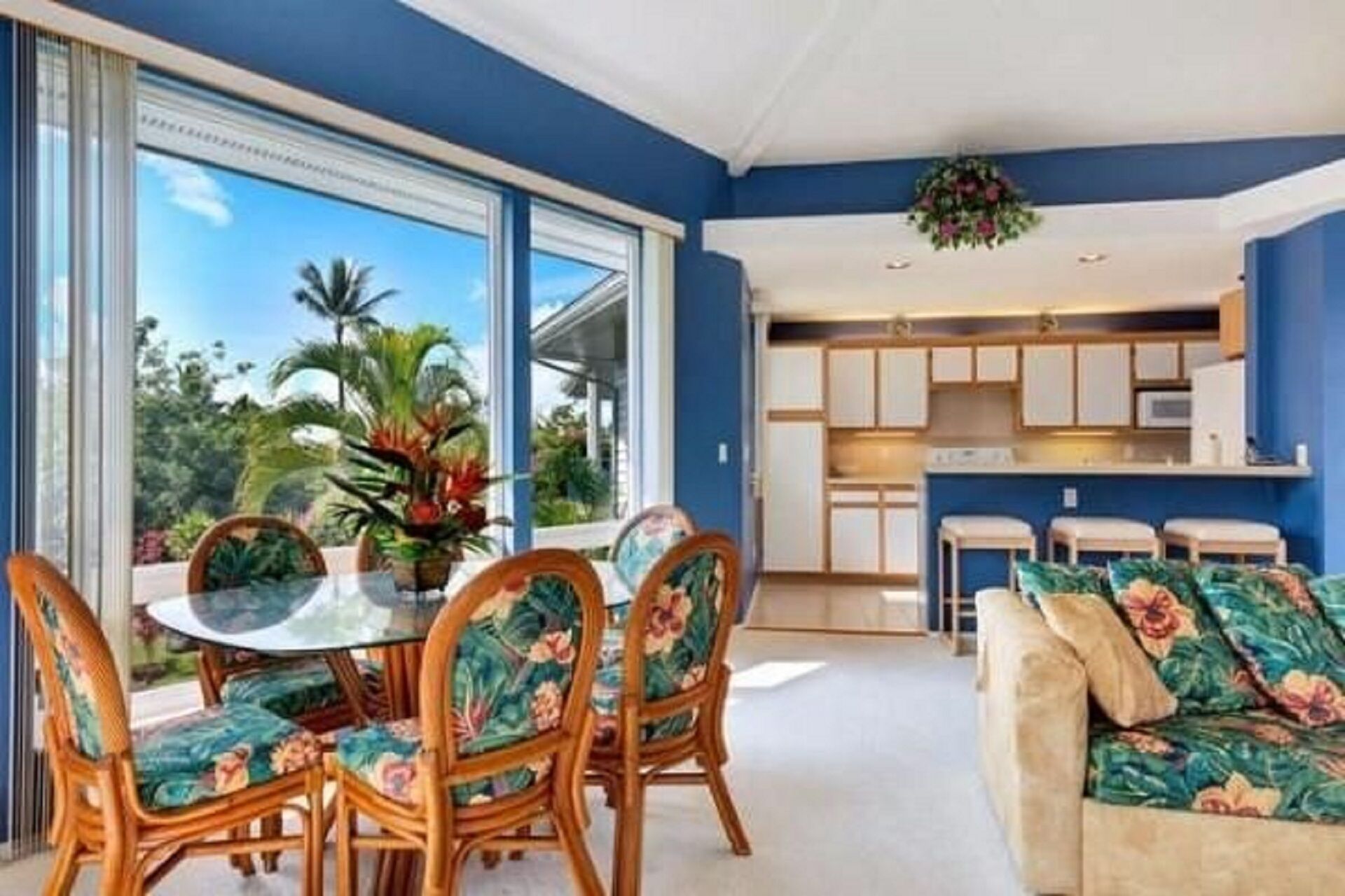 Smart-TV, peis, bøker og stereoanlegg