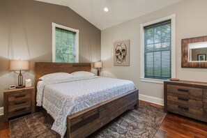 3 bedrooms, desk, iron/ironing board, travel crib - Gorgeous 1840 Log Cabin- Downtown (Frederick)