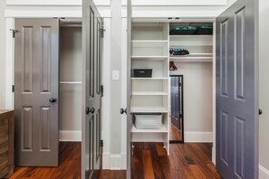 Interior - Gorgeous 1840 Log Cabin- Downtown (Frederick)