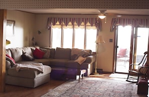Smart-TV, Kamin, DVD-Player, Bücher