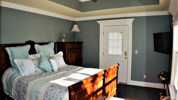 4 bedrooms, iron/ironing board, WiFi, bed sheets