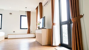 Peralatan tempat tidur premium, meja, ruang kerja komputer riba 