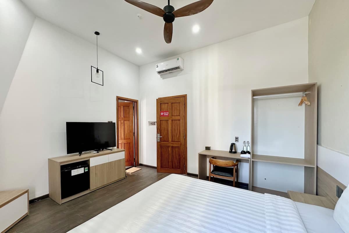 Quarto casal panorâmico | Roupas de cama premium, escrivaninha, espaço de trabalho para notebook
