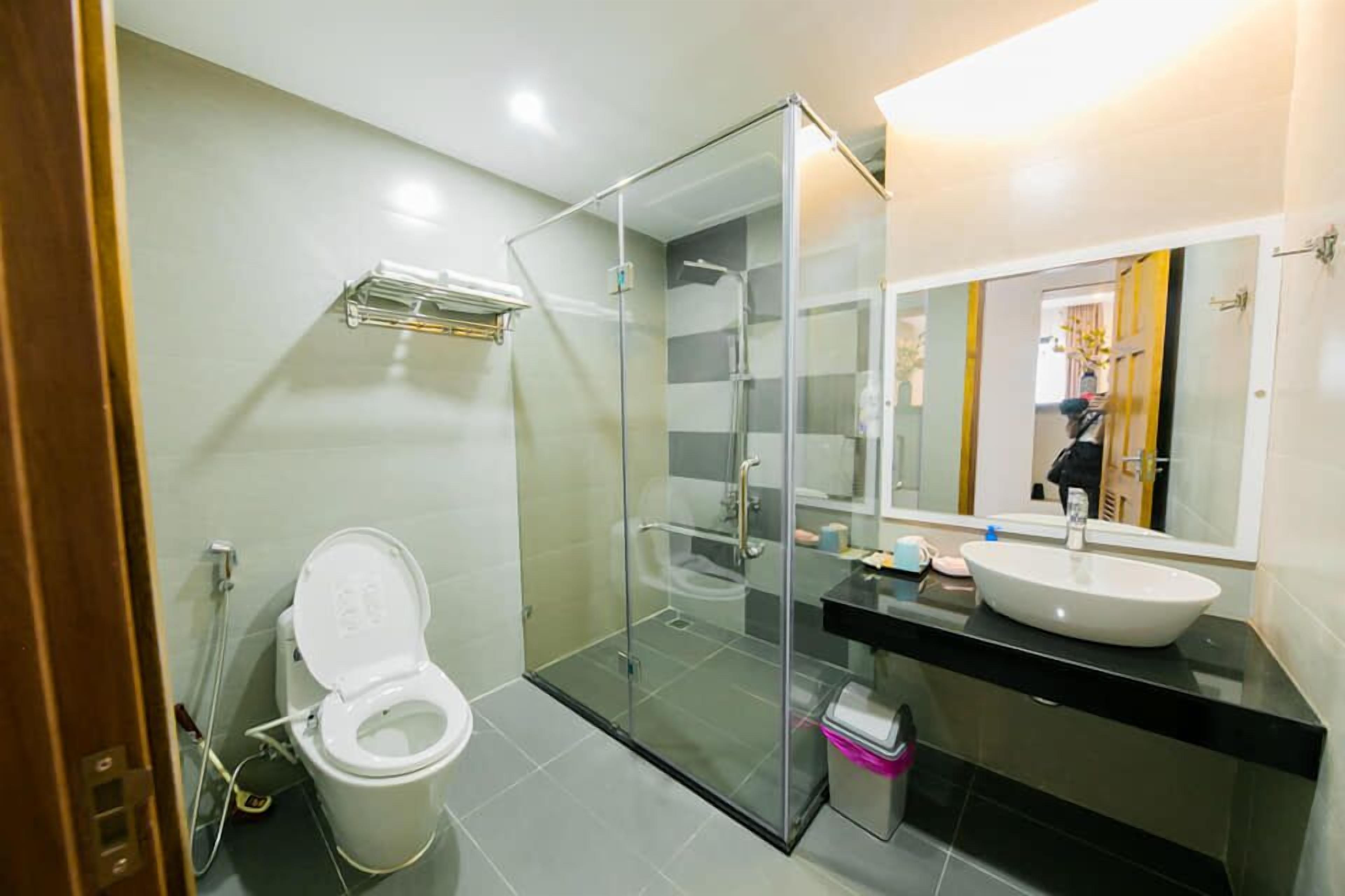 Đồ dùng nhà tắm được thiết kế riêng, máy sấy tóc, dép đi trong nhà 