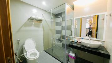 Đồ dùng nhà tắm được thiết kế riêng, máy sấy tóc, dép đi trong nhà