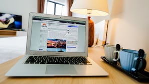 Phòng đôi | Bộ đồ giường cao cấp, bàn, khu vực làm việc phù hợp cho laptop 