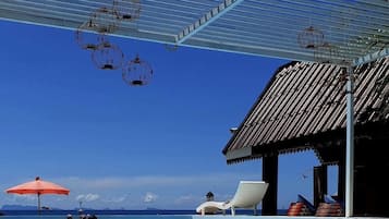 Ulkouima-allas, aurinkotuoleja