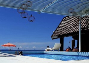 สระว่ายน้ำกลางแจ้ง, เก้าอี้อาบแดดริมสระ