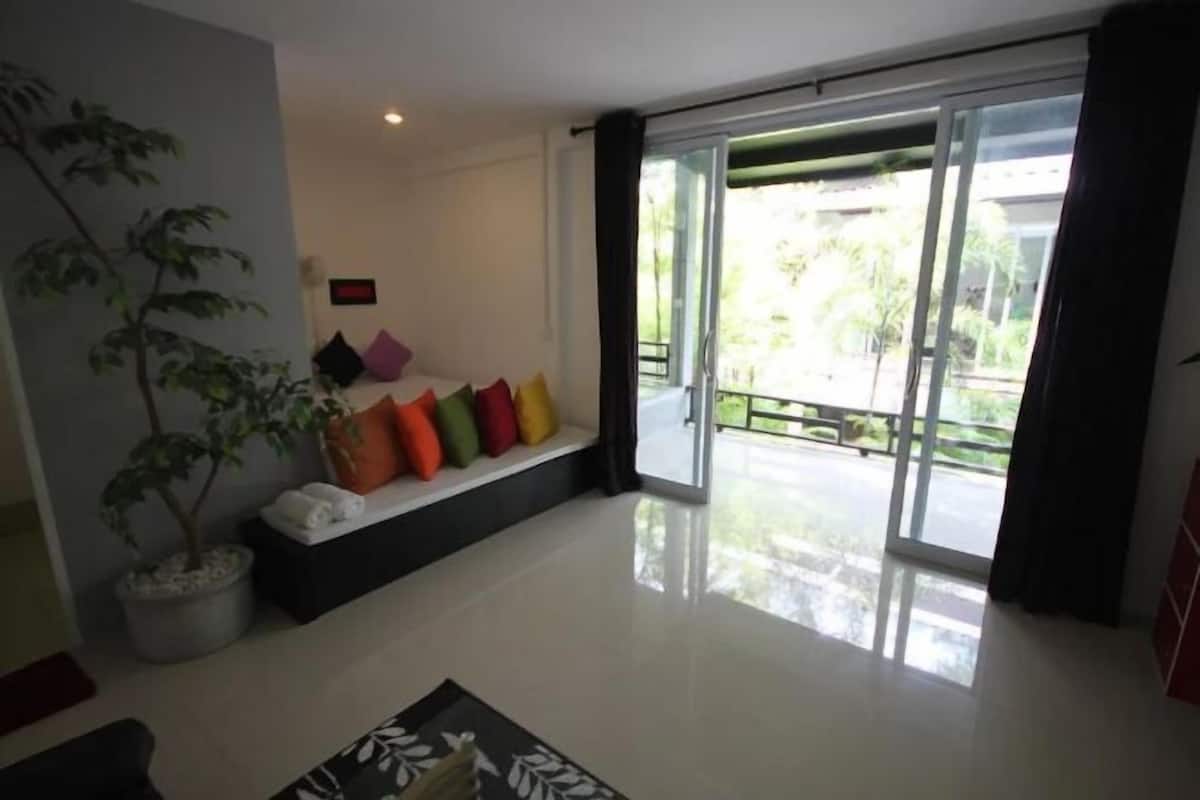 Caja fuerte, cortinas opacas, tabla de planchar con plancha
