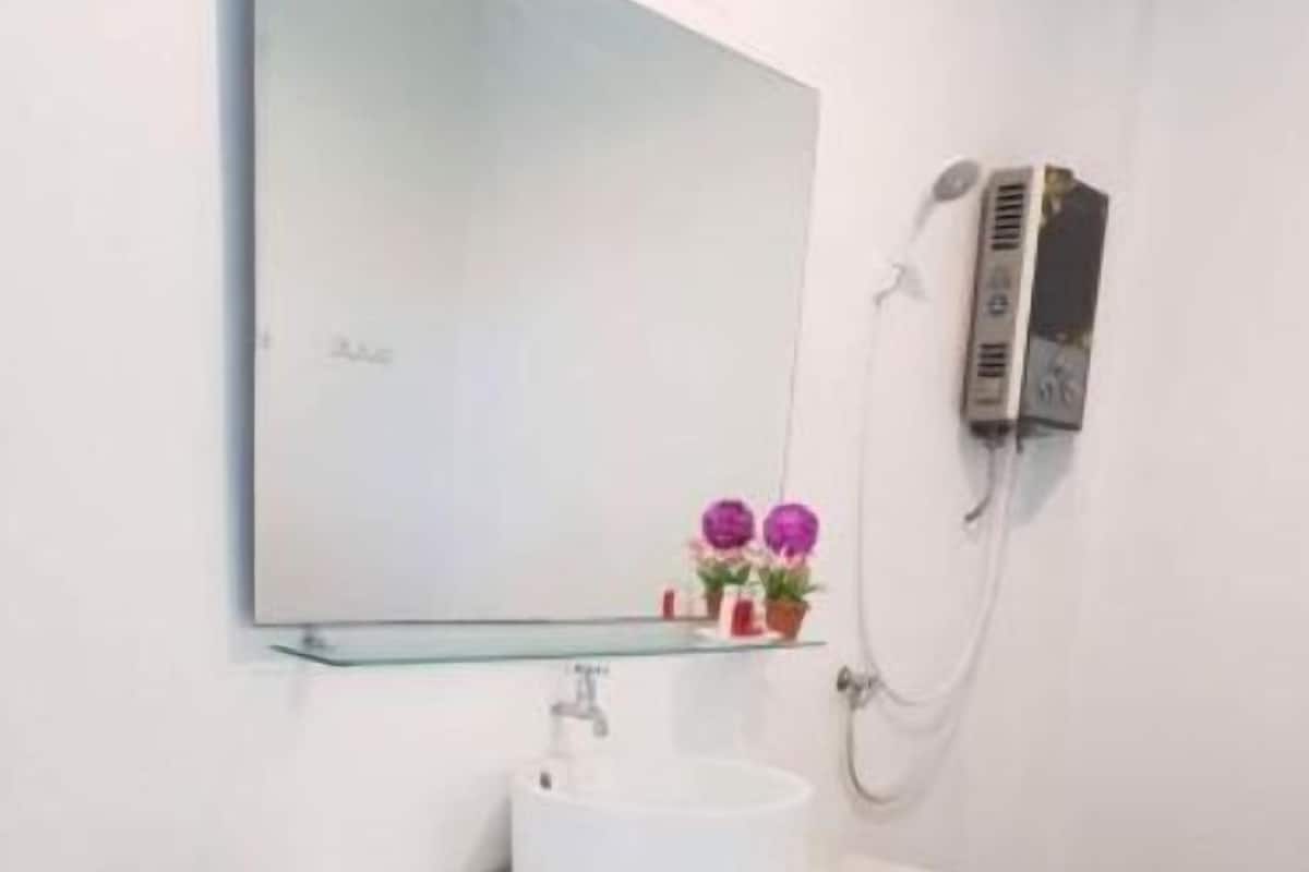 Baño | Ducha, cabezal de ducha tipo lluvia, secador de pelo y toallas