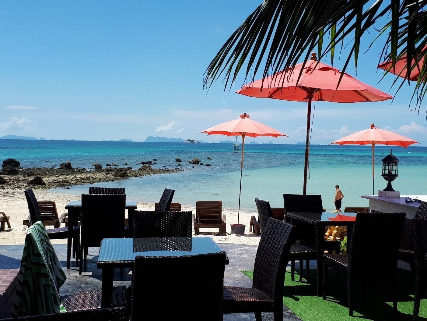 Aamiainen, lounas ja illallinen; paikallinen ja kansainvälinen keittiö 