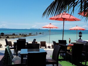 บริการอาหารเช้า อาหารกลางวัน อาหารเย็น, อาหารท้องถิ่นและนานาชาติ