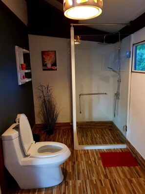 Shower, rainfall showerhead, hair dryer, towels - Phangan Cove Beach Resort (Ko Pha-ngan)