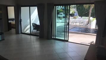 2 bedrooms, in-room safe, soundproofing, free WiFi