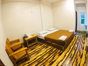 Desk, free WiFi - Pinlon Pann motel (Mawlamyine)