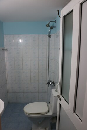 Standard Single Room  | Bathroom | Shower, rainfall showerhead, free toiletries, bathrobes