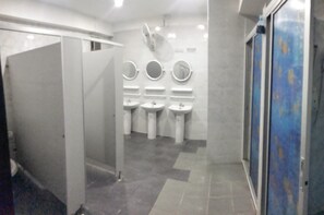 Shower, free toiletries, towels