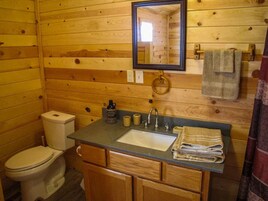 Comfort Cabin, 1 Queen Bed, Accessible, Non Smoking | Bathroom