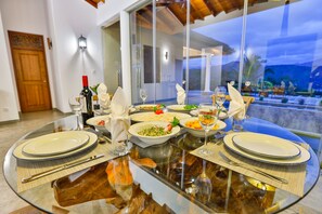 Breakfast, lunch, dinner served; local and international cuisine