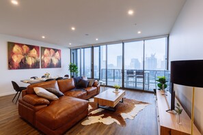 Hope Street 2292 - Deluxe 3 bedrooms, with River view | Living area | Flat-screen TV - SoFun Apartment at South Brisbane (South Brisbane)