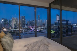 Hope Street 2172 - Deluxe 2 bedrooms, River view | Iron/ironing board, free WiFi - SoFun Apartment at South Brisbane (South Brisbane)