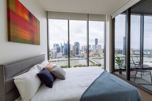 Apartamento luxo, na torre | Ferros/tábuas de passar roupa, Wi-Fi de cortesia