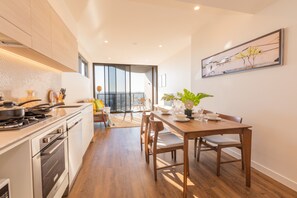 Hope Street 2247 - Design 1 Bedroom Apartment With Panoramic view | In-room dining