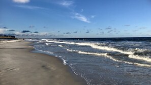 In Strandnähe, Liegestühle, Strandtücher