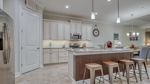 Frigorifero con congelatore, microonde, forno, piano cottura