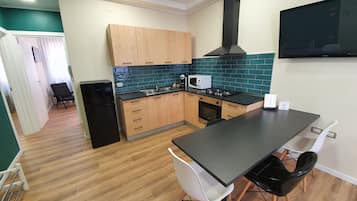 Deluxe appartement, 2 slaapkamers | Woonruimte | Een 43-inch ledtelevisie met satellietzenders en een televisie