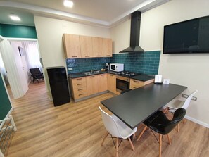 Apartamento luxo, 2 quartos | Área de estar | TV LED 43 polegadas com canais via satélite, TV, filmes recentes