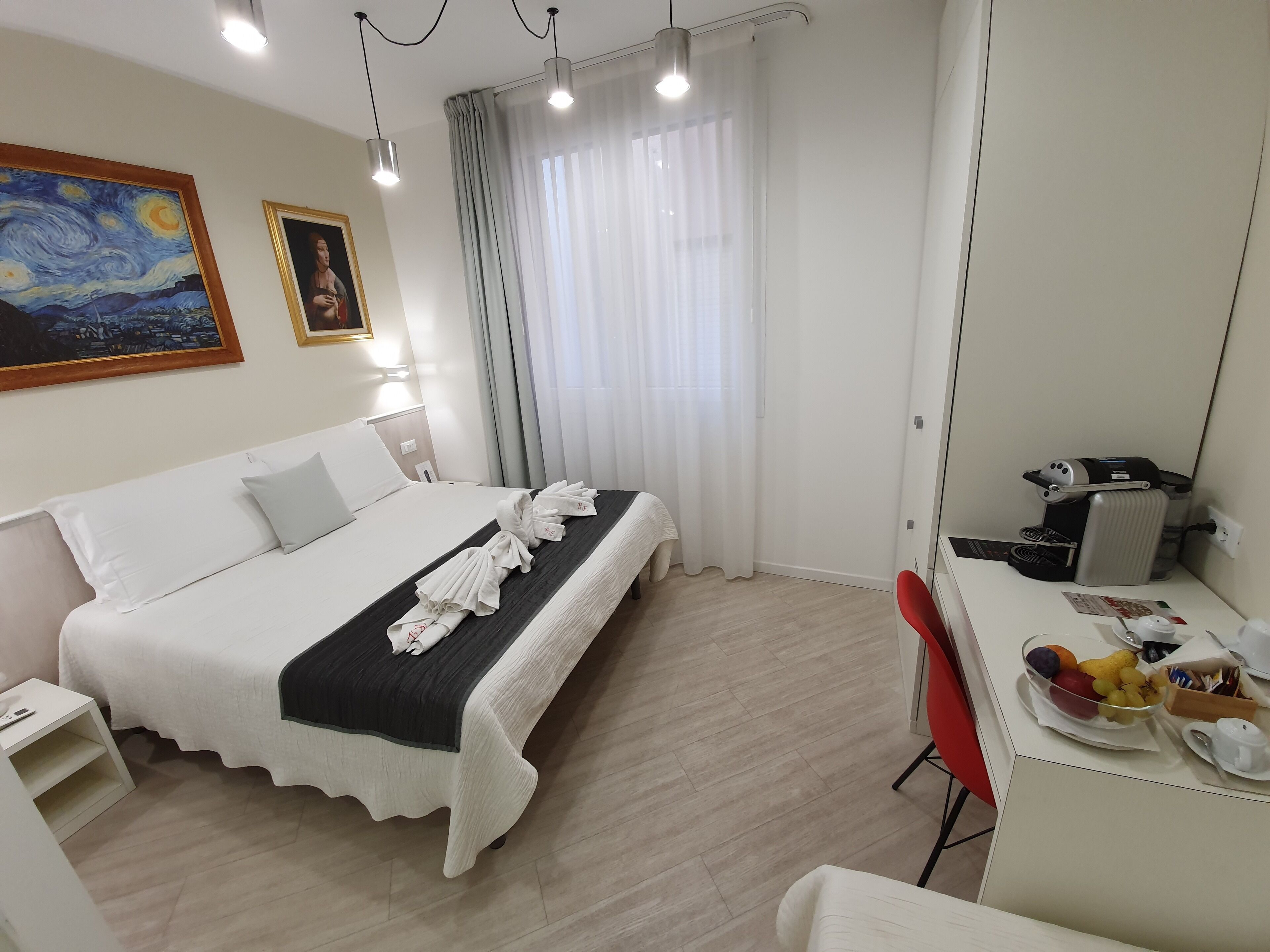 Rom – deluxe, badekar | Dundyner, safe på rommet, blendingsgardiner og strykejern/-brett