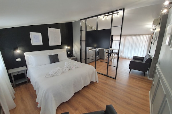 Superior-huoneisto | Untuvapeitot, tallelokero huoneessa, pimennysverhot, silitysrauta/-lauta